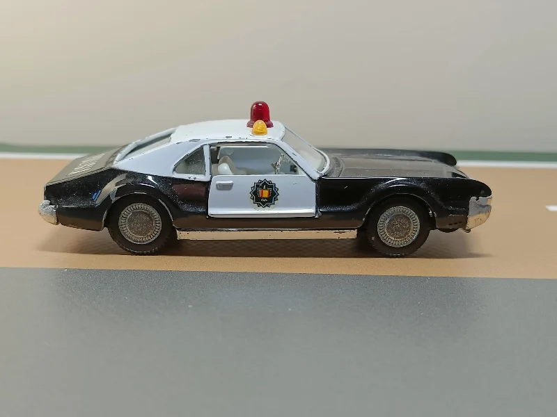 Slot Car Racing Set featuring Formula 1 Cars and a Multilane Track264 Oldsmobile Toronado Police Patrol (Auto-Pilen copy)