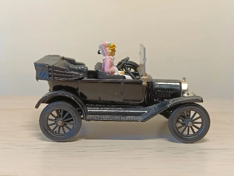 Die - Cast Model of a Military Jeep with Camouflage Paint and Weapon Accessories9011 Ford 1915 model T with passengers