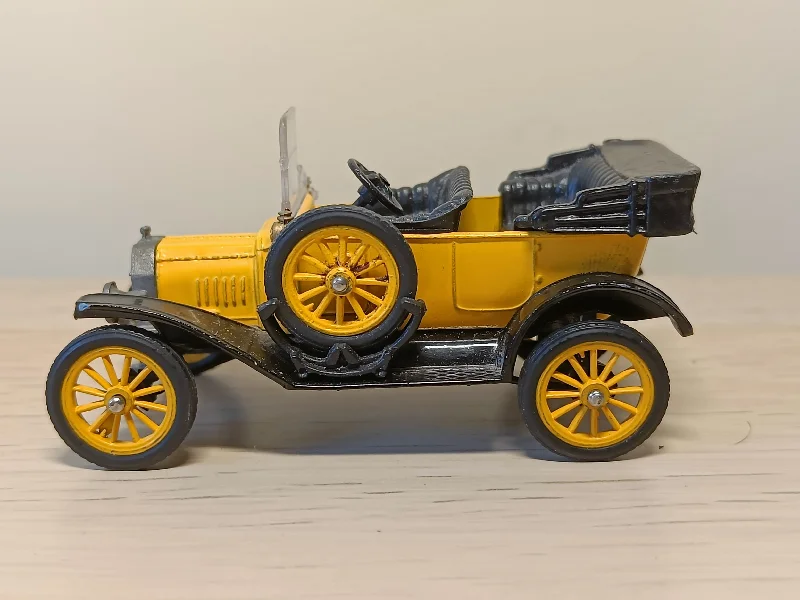 Battery - Operated Ride - On Tractor for Toddlers with Farmer - Themed Accessories9012 Ford 1915 model T (1)