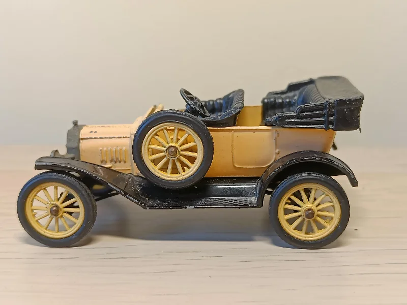 Battery - Powered Miniature Train for Indoor Home Layouts with Sound Effects9012 Ford 1915 model T (factory sample)