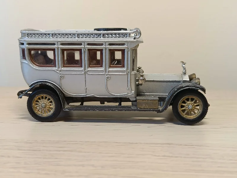 HO - Scale Model Railway Set with a Mountain - Themed Landscape and Tunnel9041 1912 Rolls Royce Silver Ghost with gold wheels