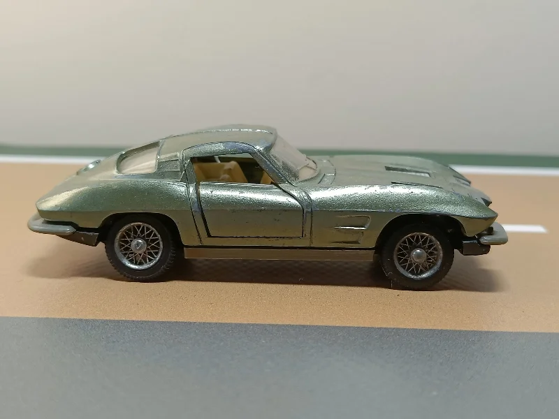 1:24 Scale Die - Cast Model of a Lamborghini Aventador SVJ with Realistic Details310 Chevrolet Sting Ray in light metallic green (Auto-Pilen copy)